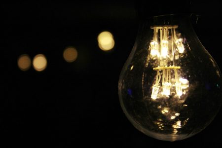 de een lamp die de stoppen laten doorslaan