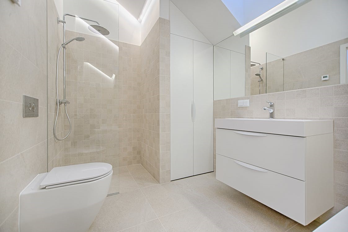 Hoe maak je grondig de tegels in jouw badkamer schoon?