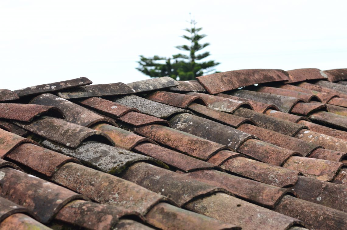 Herstelwerk door een dakdekker: waarom snel handelen essentieel is?