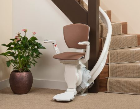 Wat zijn de kosten voor een traplift bij een smalle trap?